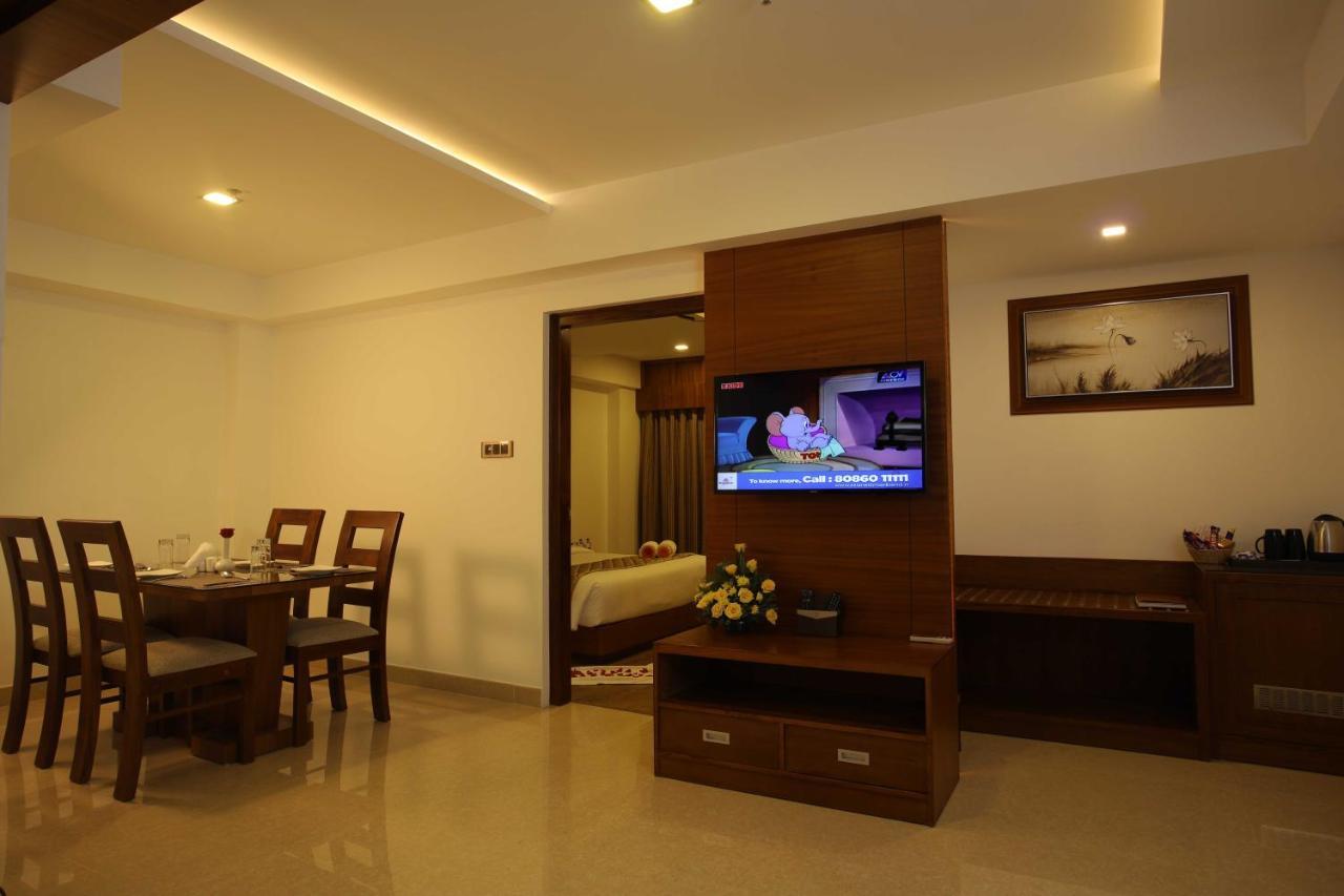 Hotel Karthika Park Kazhakuttam Bagian luar foto
